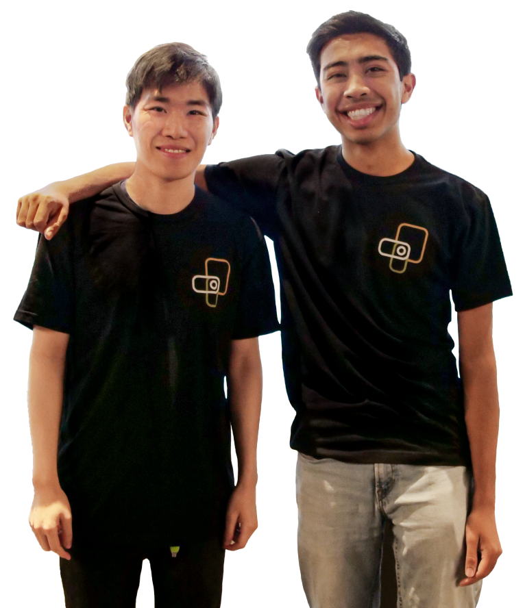 右上方是两个穿着印有Proctorio标志的黑衬衫的实习生。他们笑容灿烂，一只胳膊搭在另一只肩膀上。